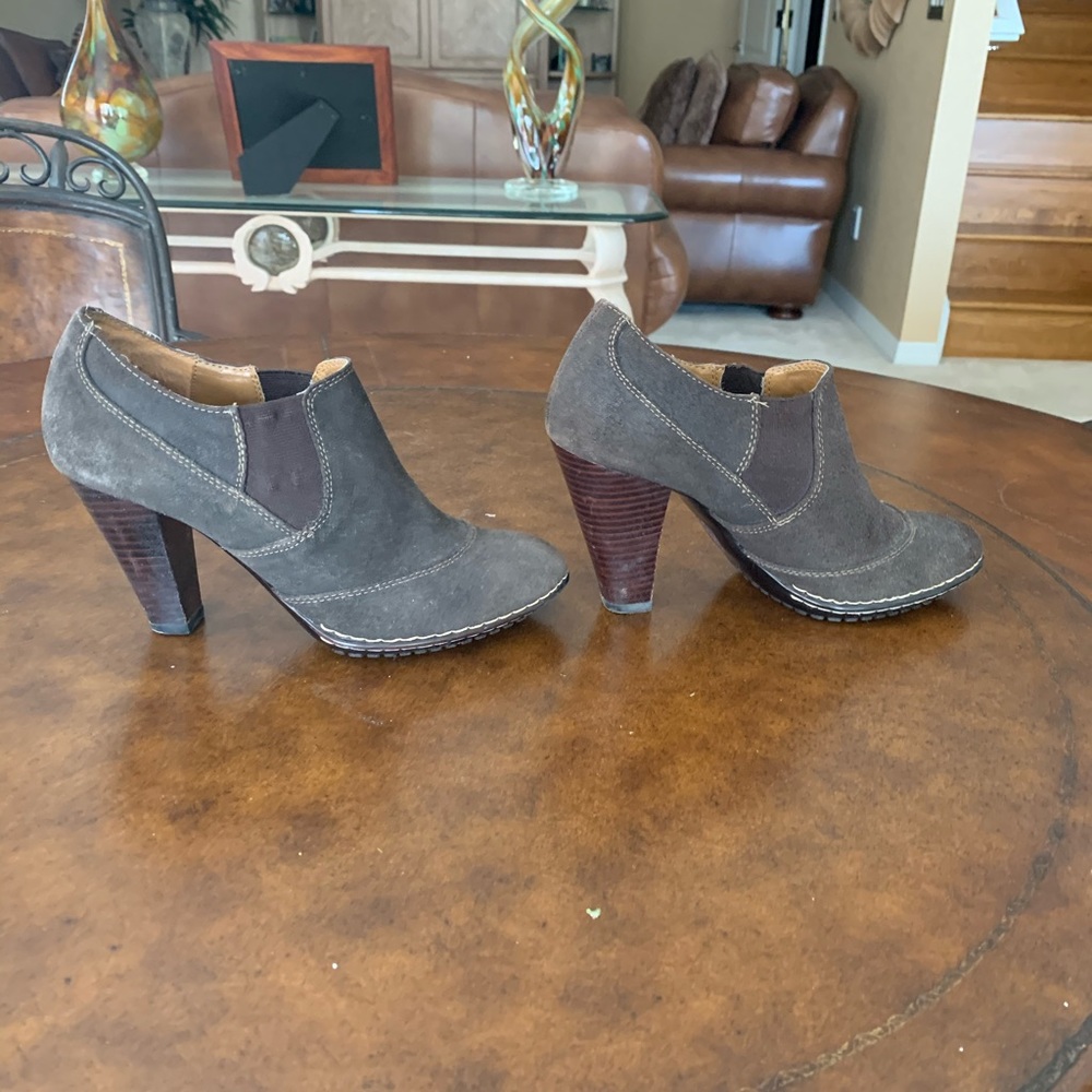 Shoes - Picture 2 of 5